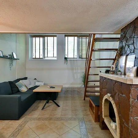 Cozy Nest Charming Loft In The Heart Of