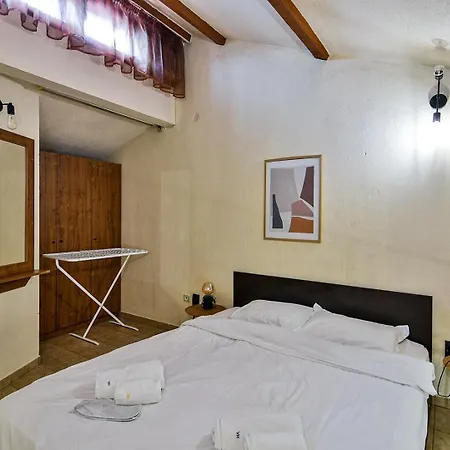 アパート Cozy Nest Charming Loft In The Heart Of ヴァルナ