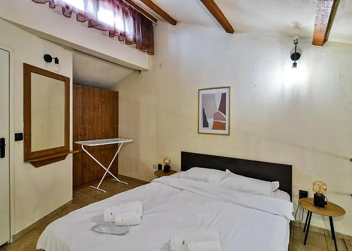 アパート Cozy Nest Charming Loft In The Heart Of ヴァルナ