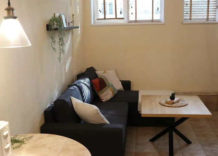 Cozy Nest Charming Loft In The Heart Of ヴァルナ